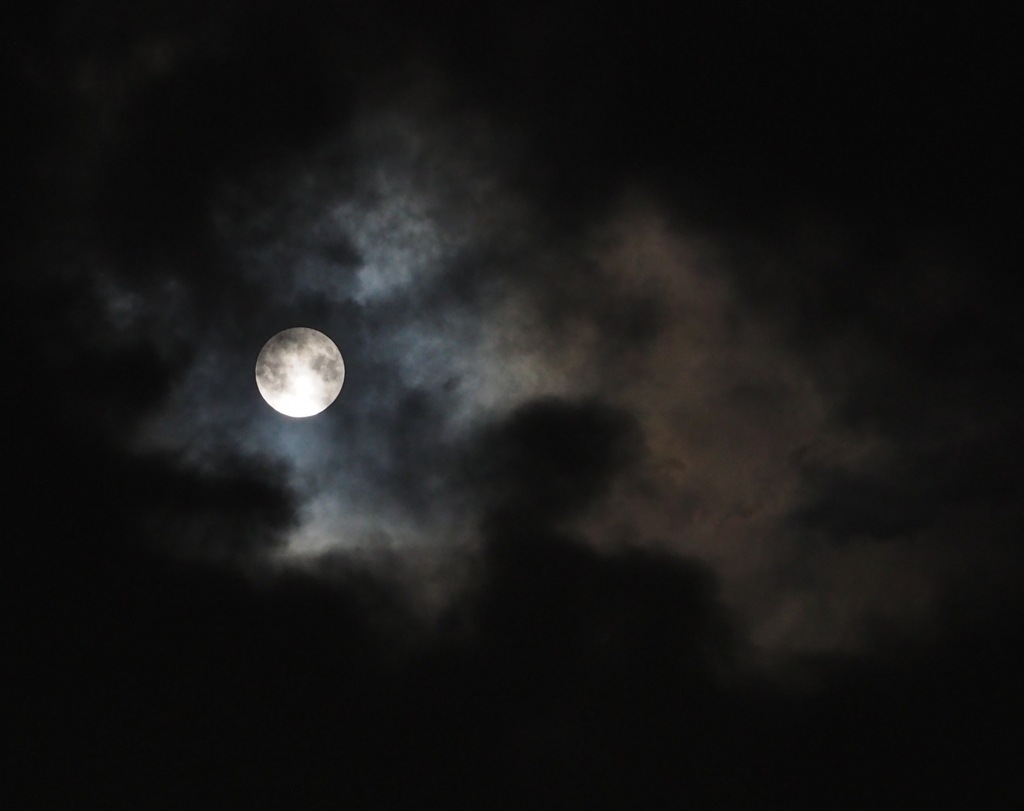 雲間に中秋の名月