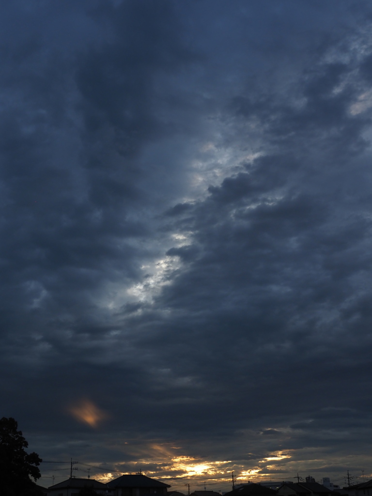 まだ明けやらぬ今朝の空