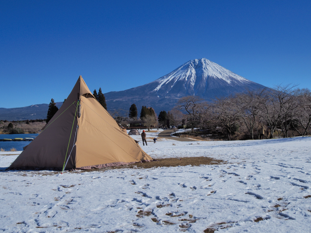 湖畔のキャンプ場