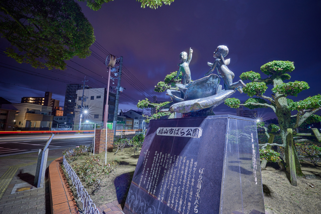 ばら公園天使像と光跡