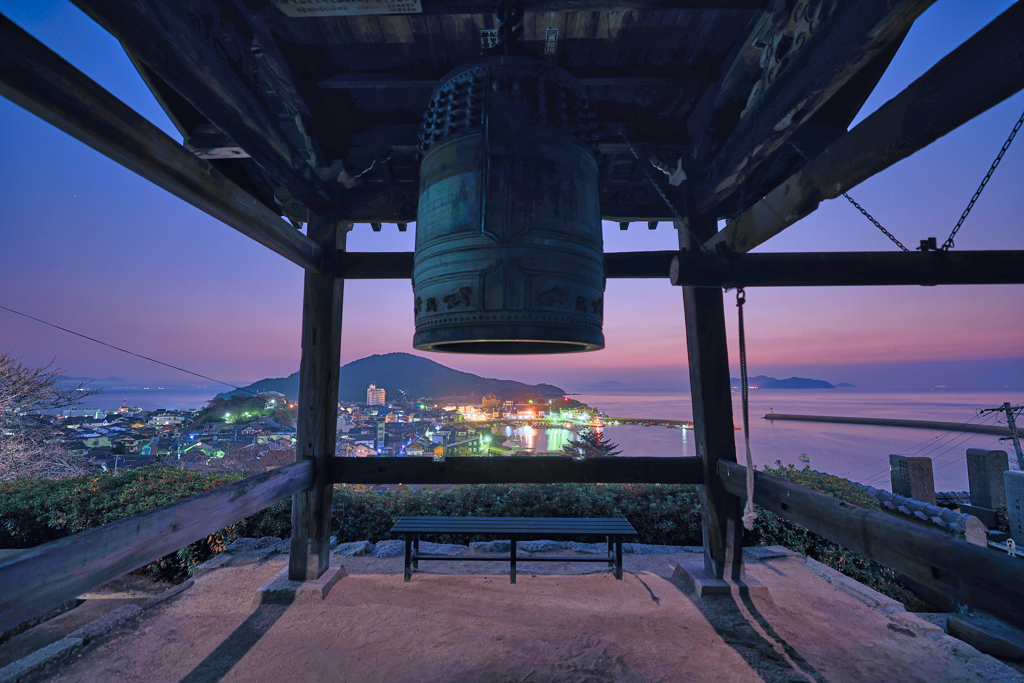 医王寺の鐘楼とブルーアワーの鞆の浦（２）