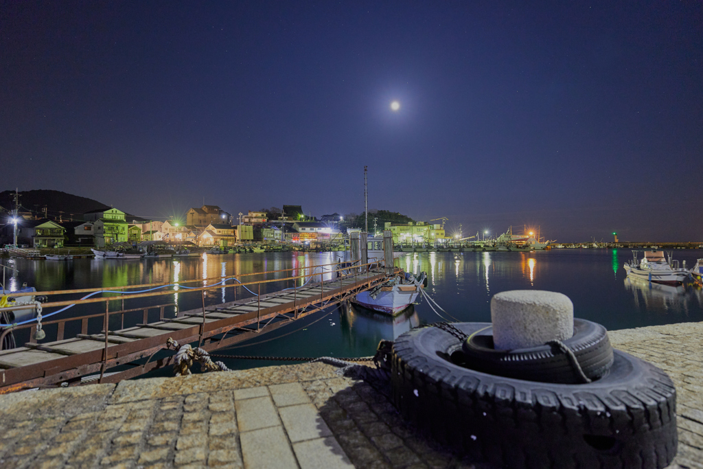 月夜の漁港