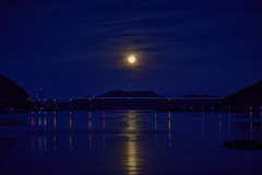 内海大橋と満月