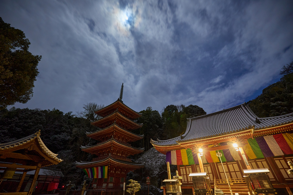 月彩雲と雪化粧の明王院