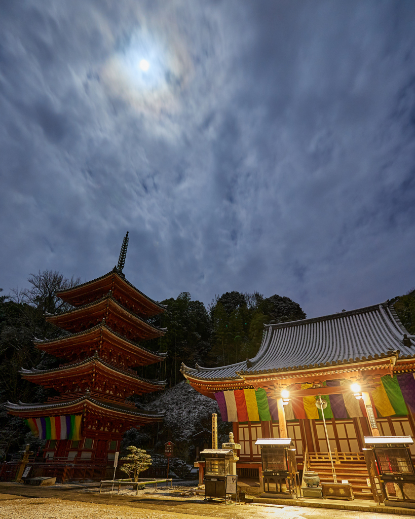 月彩雲と雪化粧の明王院