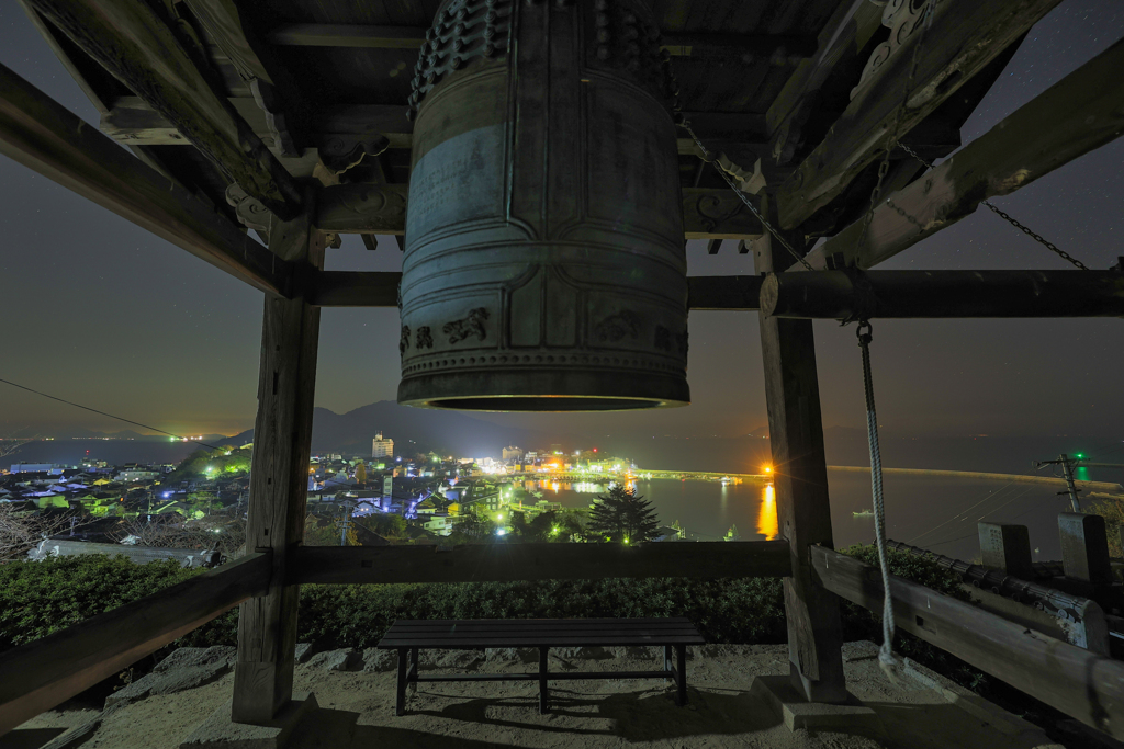 鐘楼と鞆の浦夜景