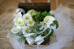 木箱から溢れる花