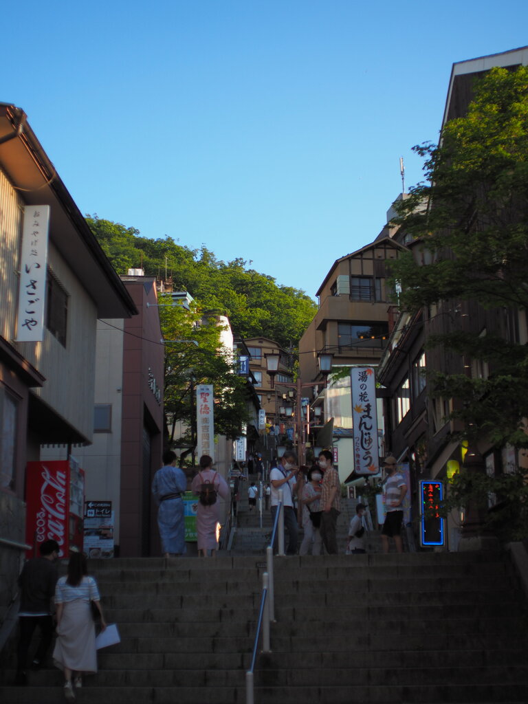 温泉街の表の景色