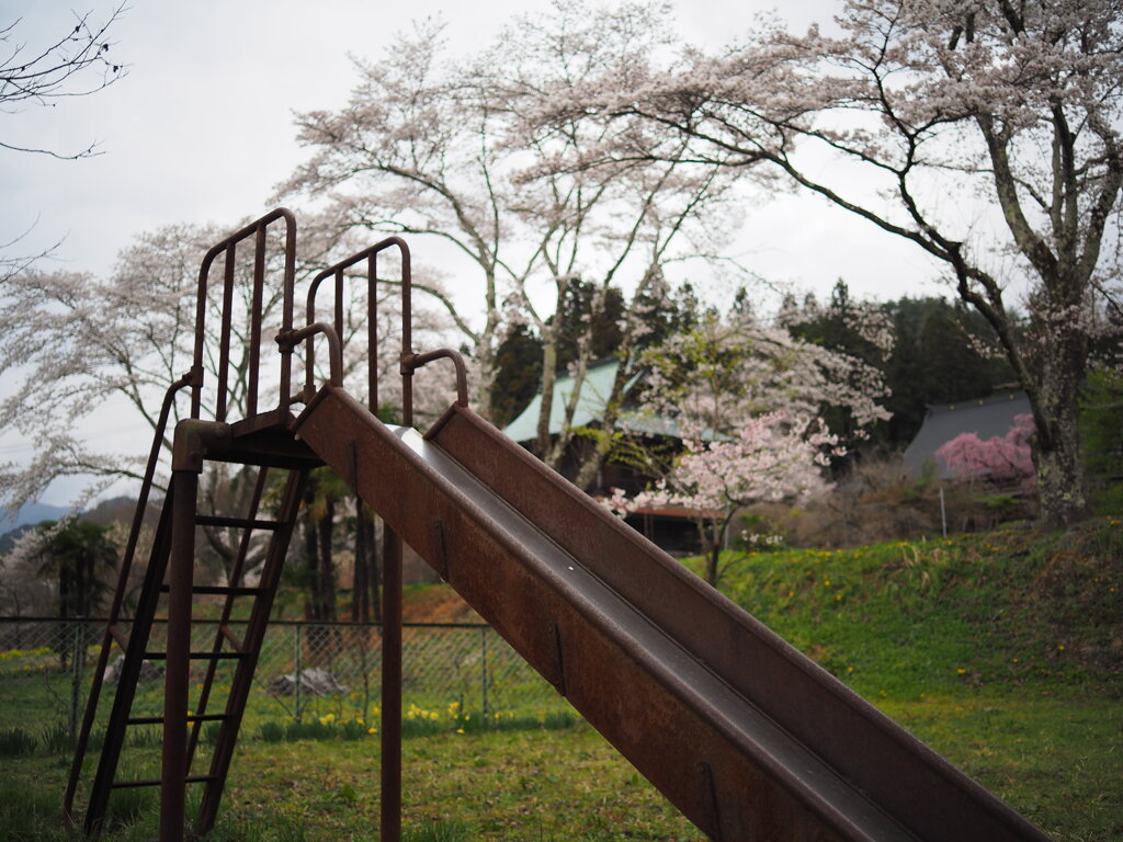 老遊具と春