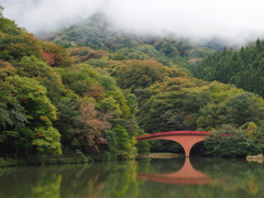 色づき始めの碓氷湖