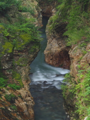 谷底の清流