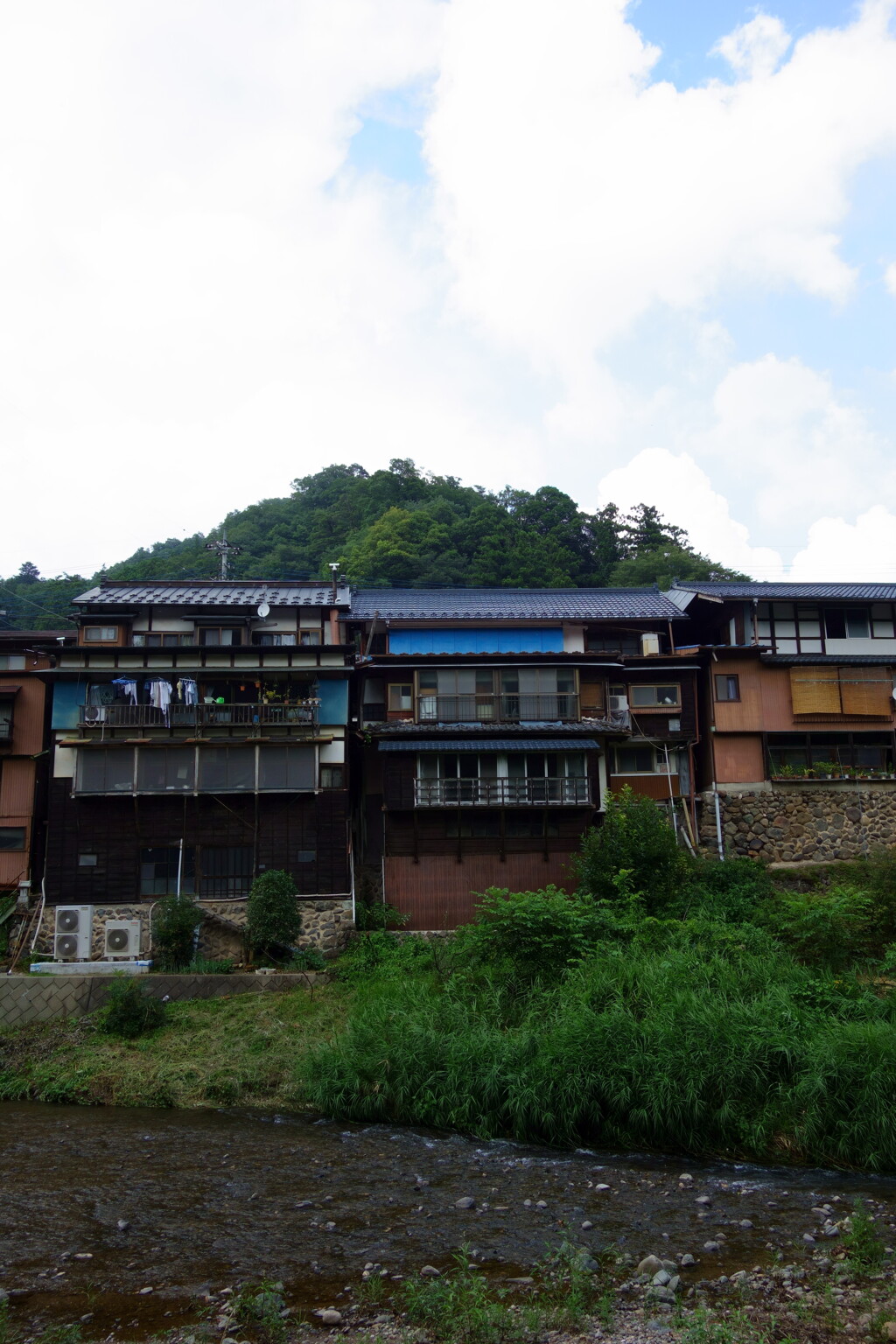 鏑川沿いの家屋