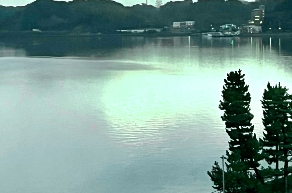 朝日を反射する湖面