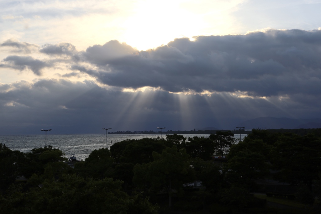 夕陽を閉ざした雲
