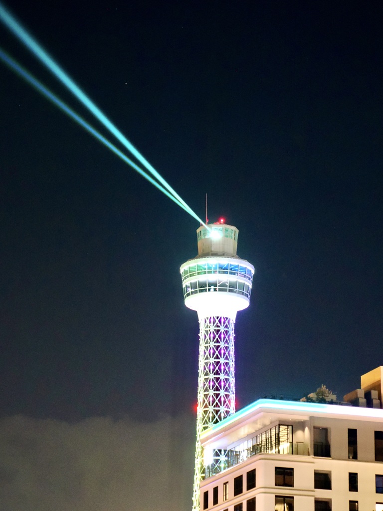 横浜の夜を切り裂く