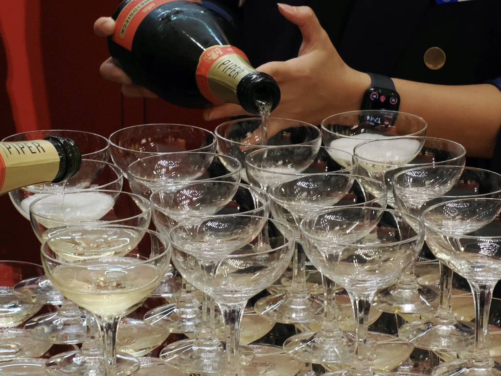 シャンパンタワー作製中