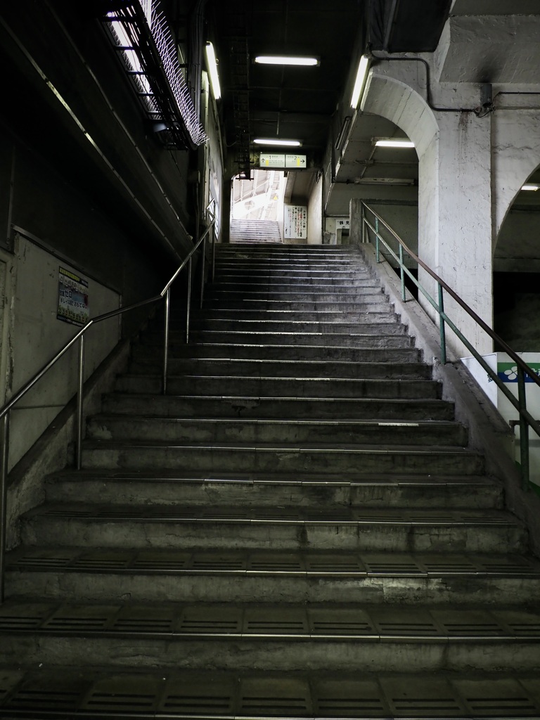 国道駅1番線ホームへ
