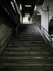 国道駅1番線ホームへ