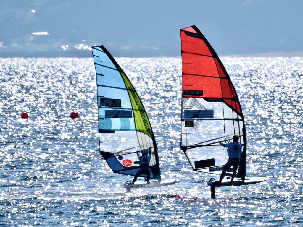 輝く海を疾走する