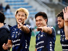 奇跡のカメラ目線でポーズ