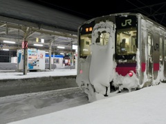 青森駅は雪の中2
