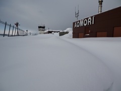 青森空港も雪の中