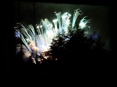 ガラス越しの花火