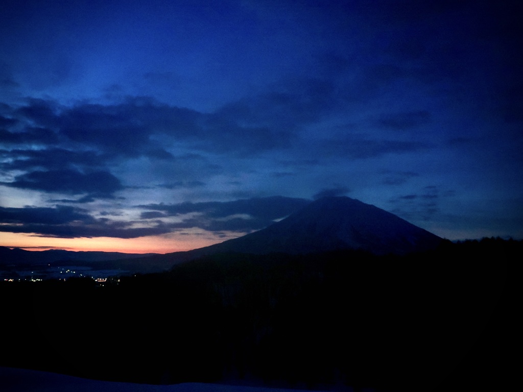 夜明け前の羊蹄山