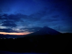 夜明け前の羊蹄山
