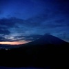 夜明け前の羊蹄山