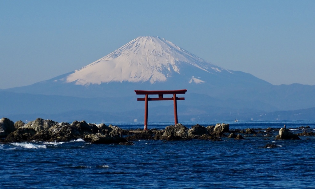 海上の鳥居と富士山