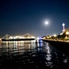 夜の帳が港を包む