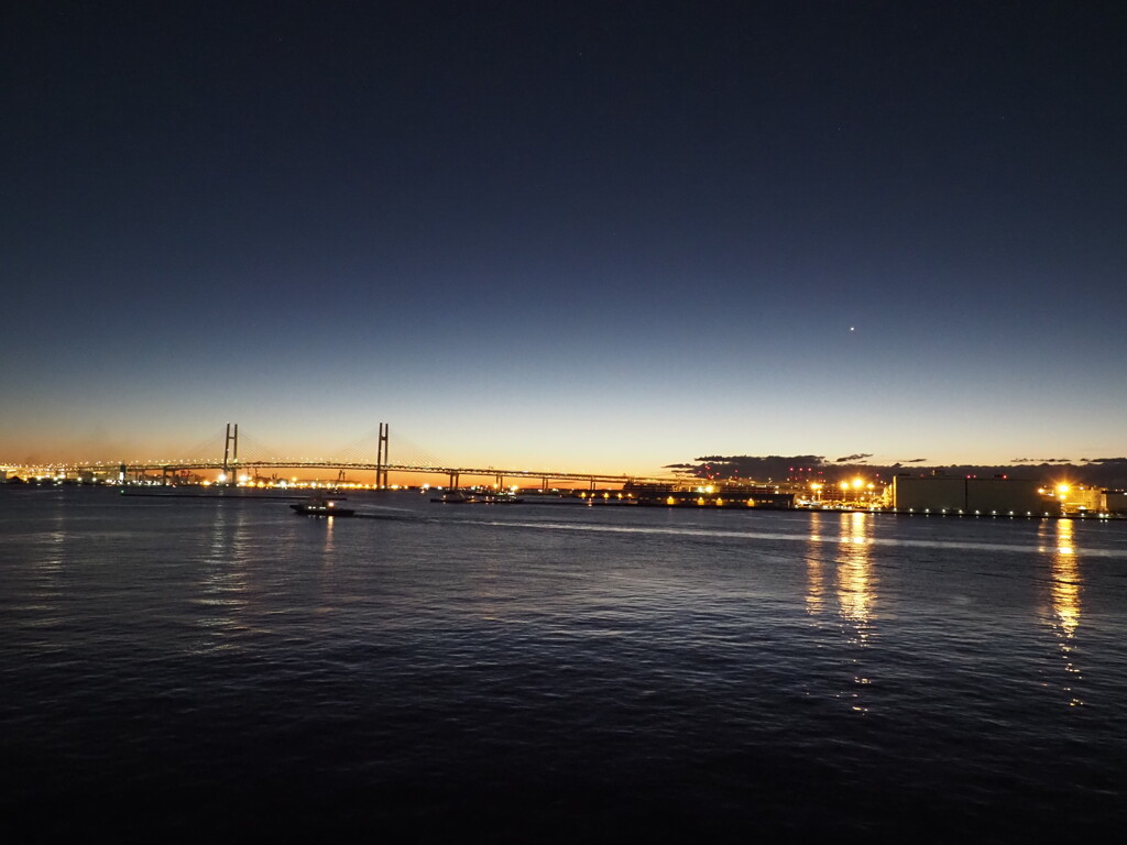 夜明け前のベイブリッジ