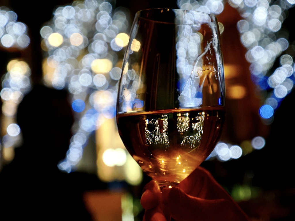 「酔撮(よいどれ)」白ワインにイルミネーションを添えて