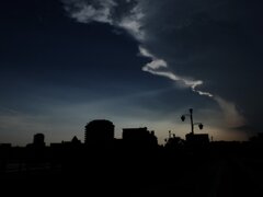 演出する空