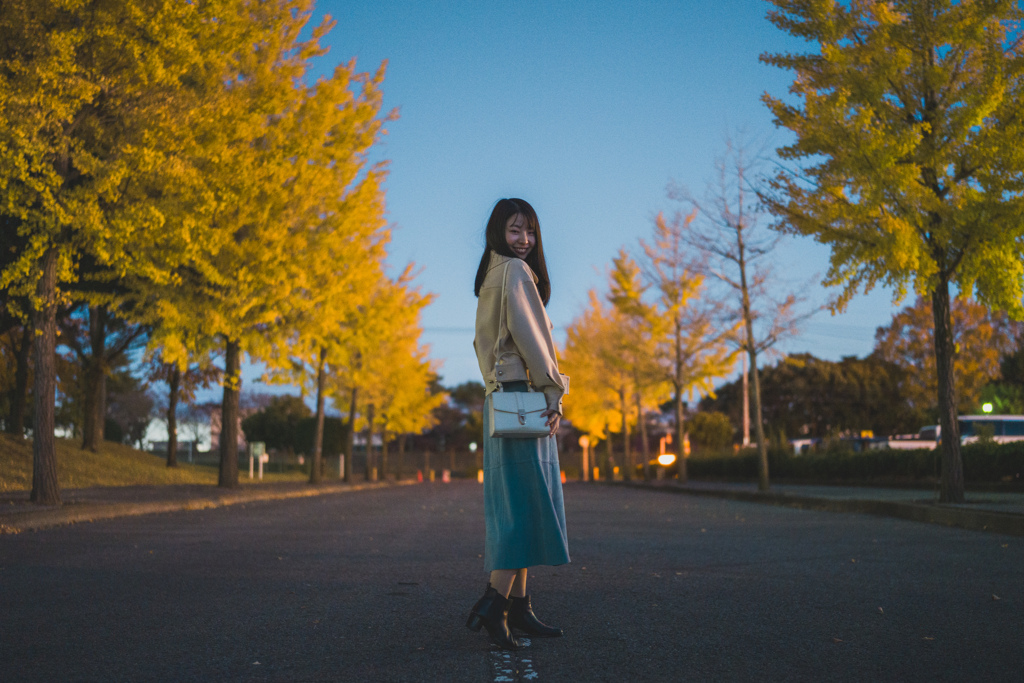 日の暮れた公園で