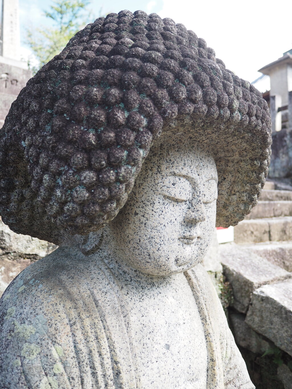 アフロヘアーの石像様