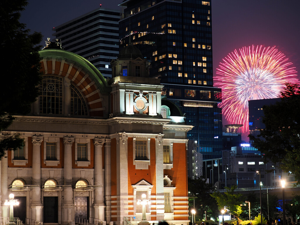 大阪中央公会堂と花火