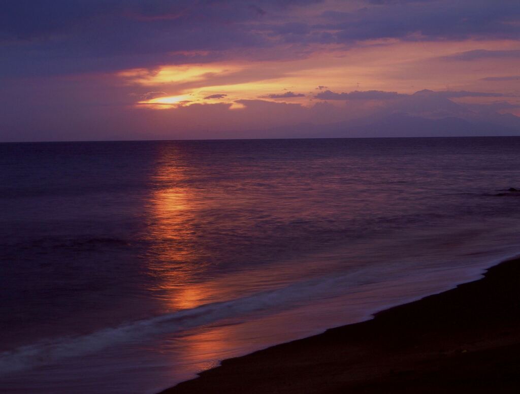 アグン山と夕日