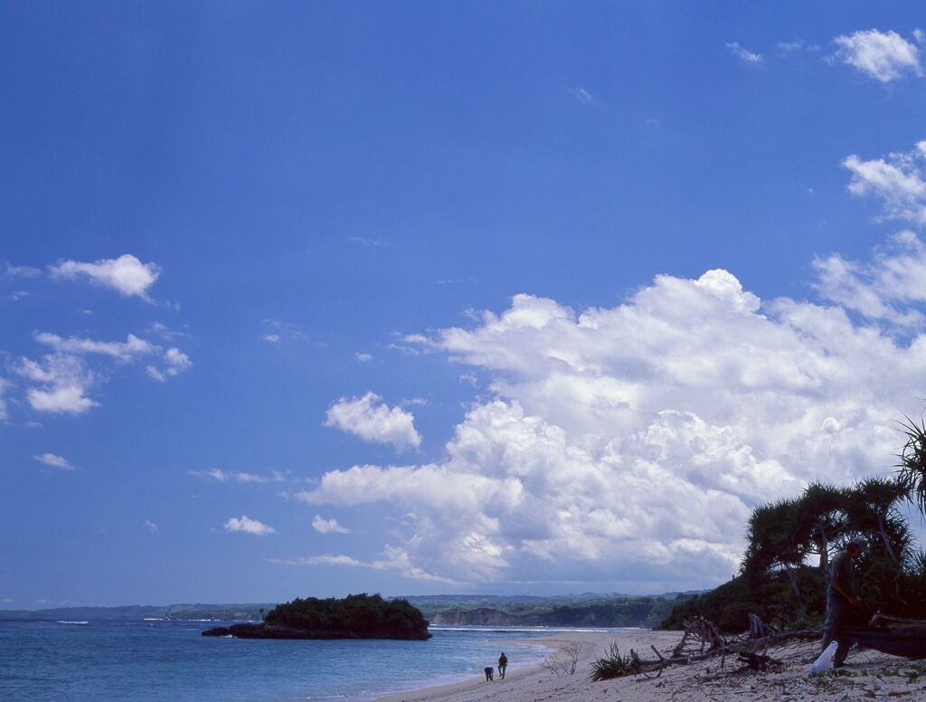 雲と青空と海