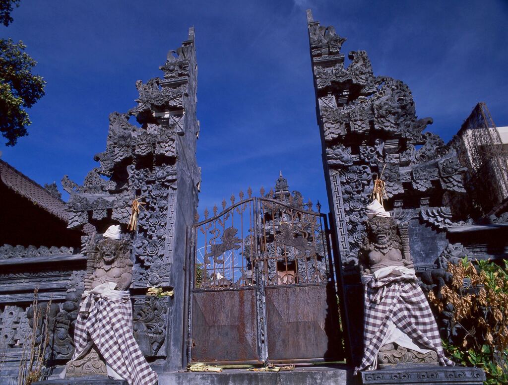 寺院の割れ門