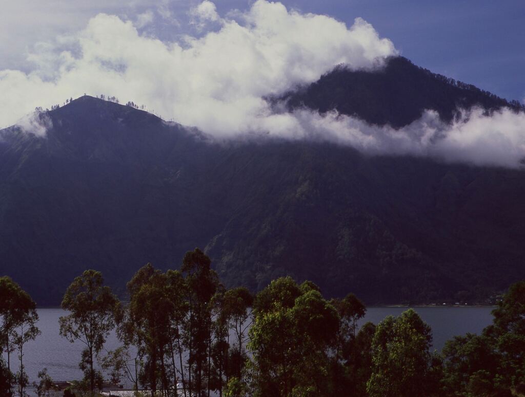 アバン山とバトゥール湖