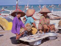 ジンバラン漁港にて