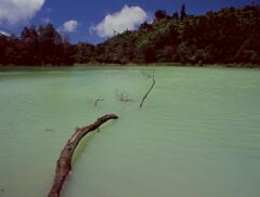 ワルナ湖：Telaga Warna