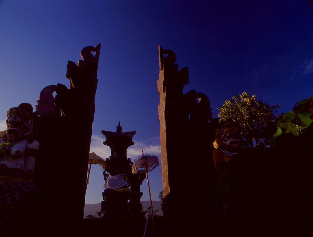 割れ門と祠