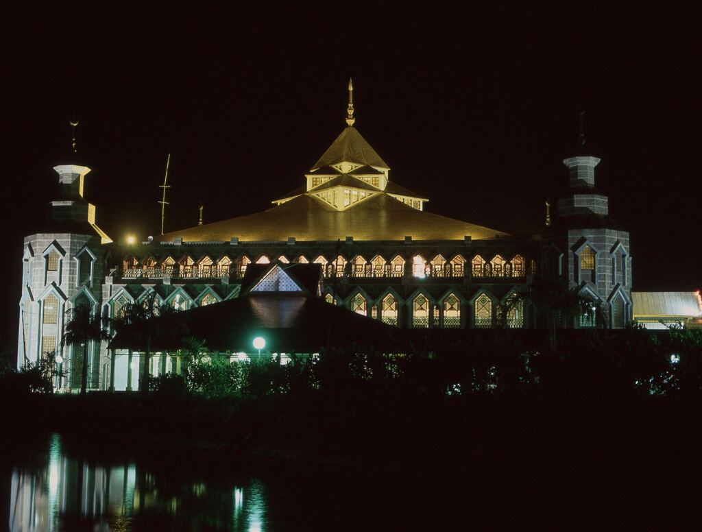 Al Markaz Al Islami (アルマーカス・アルイスラミ)モスク夜景