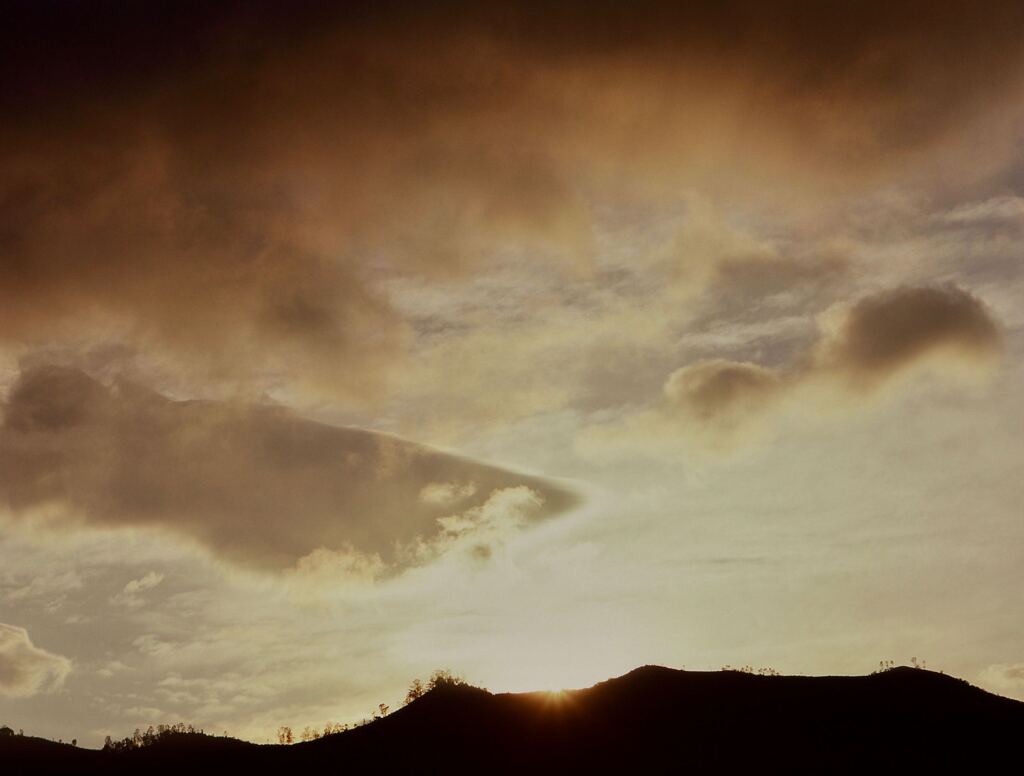 バトゥール外輪山の夜明け