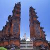 メルー寺院の割れ門