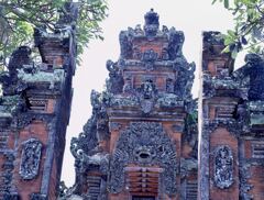 ラブットシウィ寺院の割れ門