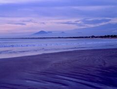 バトゥカル山遠望